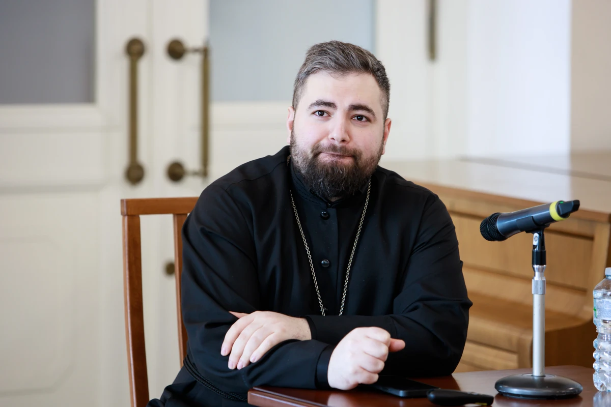 <p><span>Иерей <strong>Иаков Авдышев</strong>, Ассирийская Церковь Востока (Россия, Сергиев Посад), аспирант Московской духовной академии, магистр теологии. Выступление с докладом «Неизвестные сирийские рукописи РГБ: идентификация и каталогизация»</span></p><p>Фото: Мария Говтвань, РГБ</p>