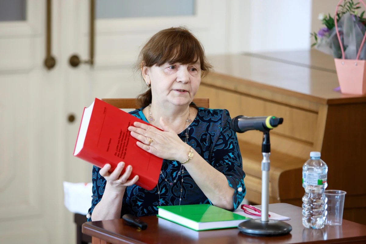 <p><span><strong>Попова Татьяна Георгиевна </strong>(Россия, Калининград), доктор филологических наук, доцент, ведущий научный сотрудник Балтийского федерального университета им. Иммануила Канта. Выступление с докладом «Тема света в Лествице Иоанна Синайского»</span></p><p>Фото: Мария Говтвань, РГБ</p>