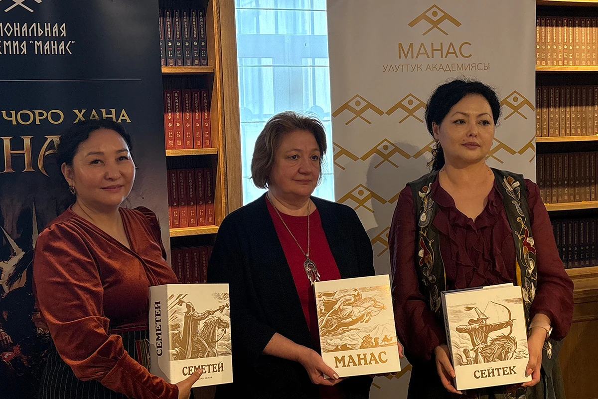 <p><strong>Гульзат Майчинова</strong>, заведующая ЦВЛ РГБ <strong>Марина Меланьина</strong>, <strong>Назира Аалы Кызы</strong><br>Фото: Маргарита Мкртычева, РГБ</p>