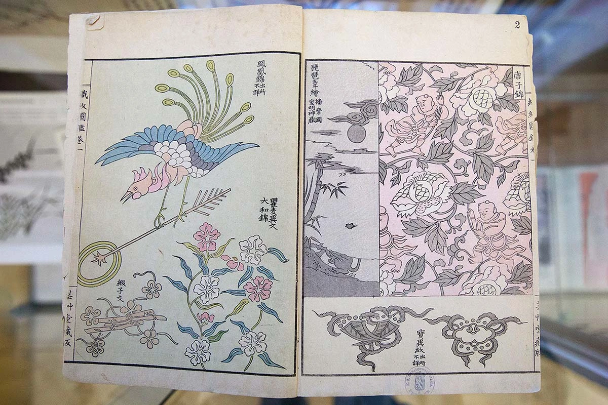 <ul><li><p><span style="color: rgb(155, 166, 171);">Книга «Рисунки на тканях» (Киото, 1903) на выставке «Сад познания», посвящённой растительной теме в искусстве и книжной культуре Востока<br>Фото: Мария Говтвань, РГБ</span></p></li></ul><p></p>