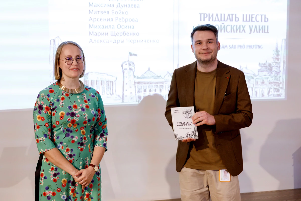 <p>Старший преподаватель ИСАА МГУ и Института истории религий и духовной культуры РГГУ <strong>Елена Гордиенко</strong> и заместитель заведующего ЦВЛ РГБ <strong>Михаил Меланьин</strong><br>Фото: Мария Говтвань, РГБ</p>