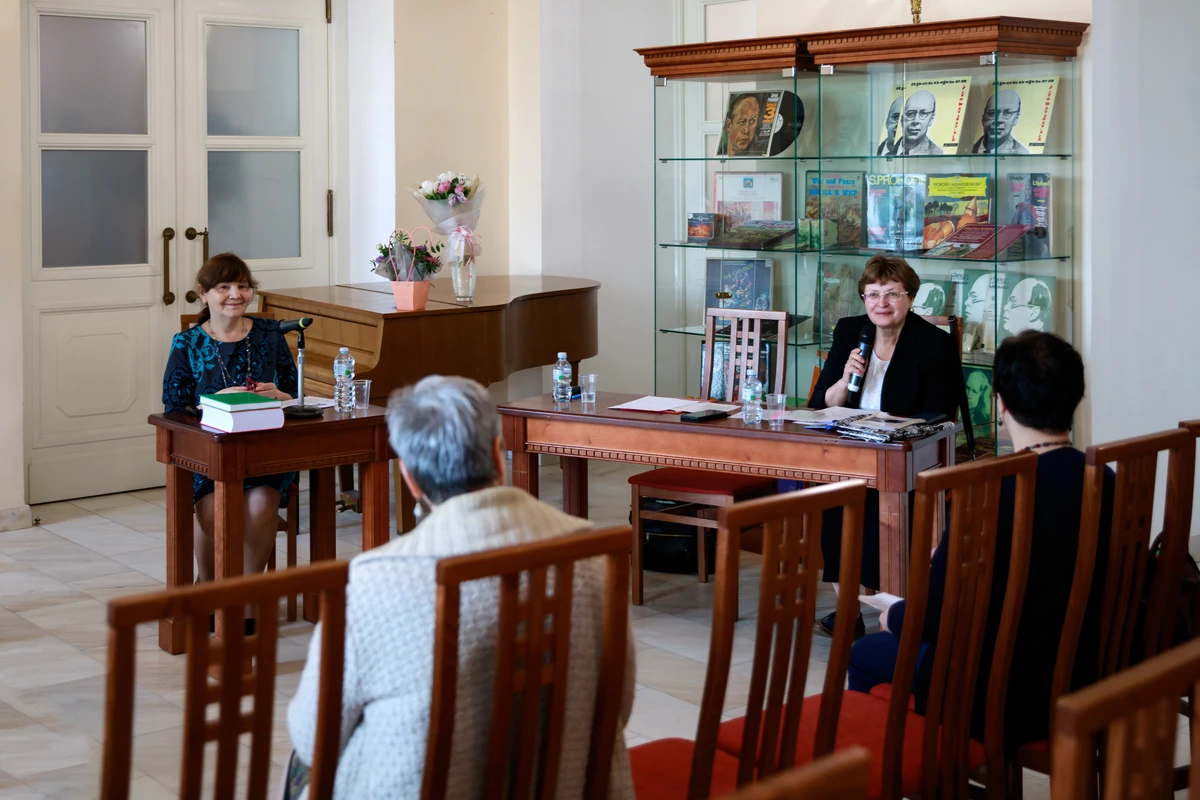 <p><strong>Крутова Марина Сёменовна,</strong> доктор филологических наук, главный палеограф отдела рукописей РГБ. Выступление с докладом «Рукописи на бересте в Музейном собрании отдела рукописей РГБ»</p><p>Фото: Мария Говтвань, РГБ</p>