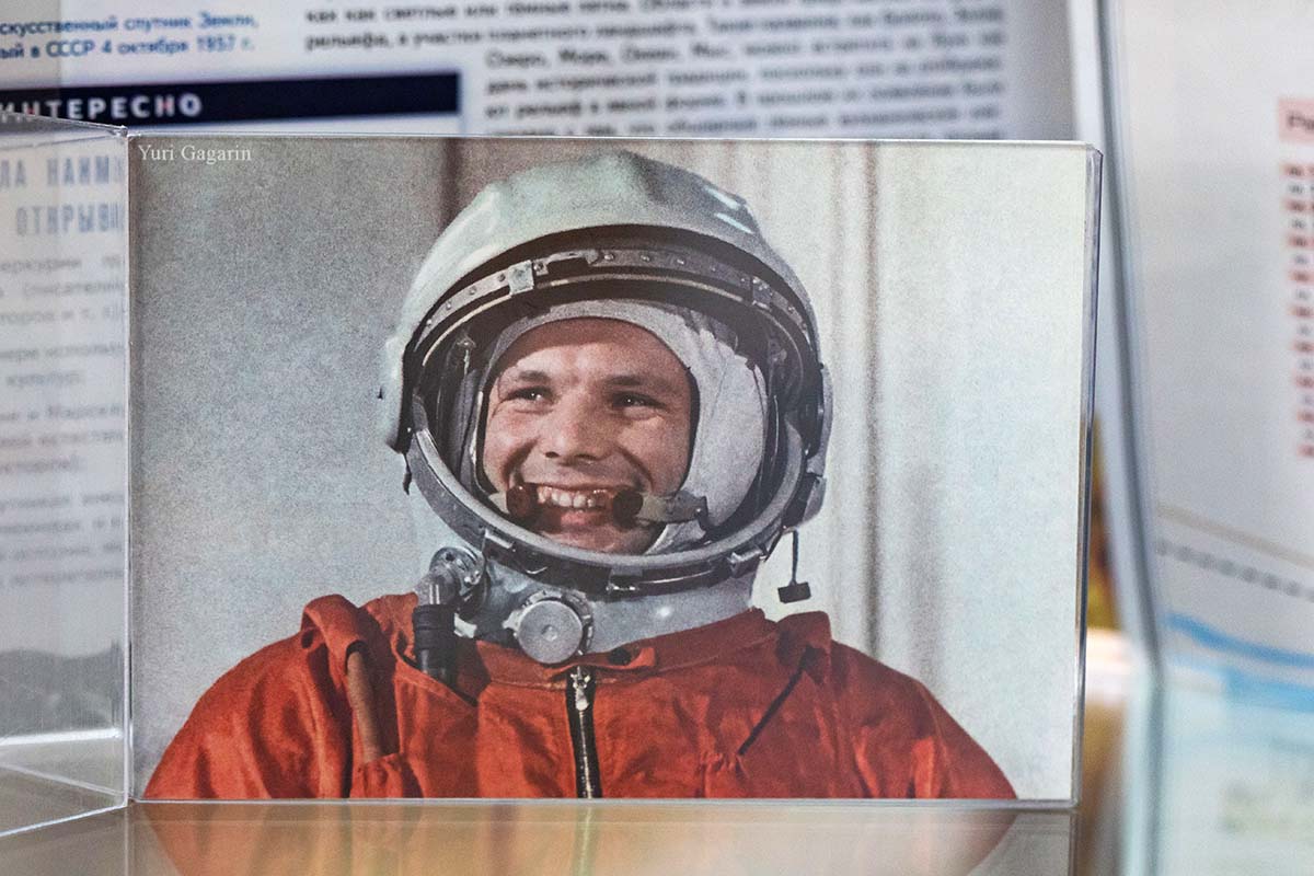 значок гагарин ссср. гагарин в самолете. а.