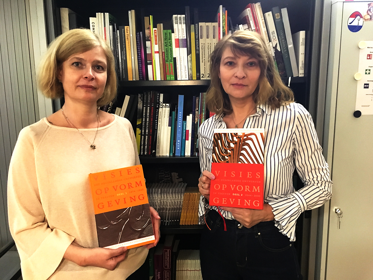 Сотрудники Российской государственной библиотеки с книгами от посольства Нидерландов