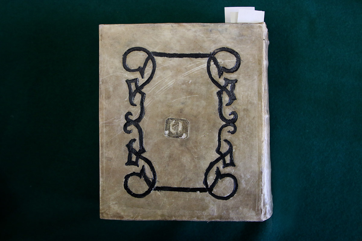 Тора с полной масорой. 1246 год. Пергамен, квадратный ашкеназский шрифт. Фото: Мария Говтвань, РГБ