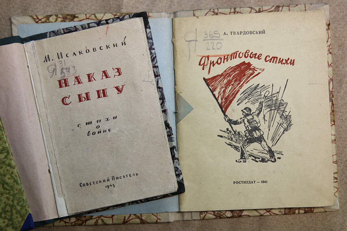 Сборники стихотворений Михаила Исаковского и Александра Твардовского, изданные в военное время