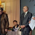 Виктор Федоров и Александр Вислый вскрывают конверт с именем третьего лауреата «Большой книги» - Леонида Зорина 